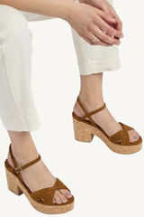 bee wedge - suede russet
