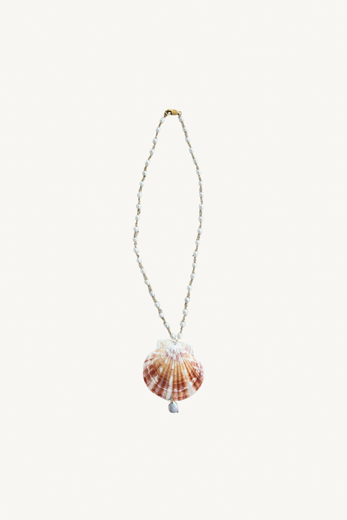 baroque pearl strand with yellow stripe scallop